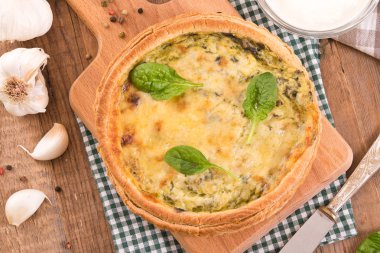 Ispanaklı tart kesme tahtası üzerinde.