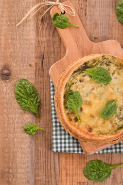 Ispanaklı tart kesme tahtası üzerinde.