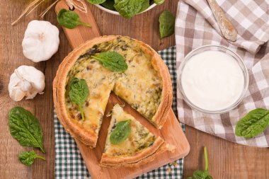 Ispanaklı tart kesme tahtası üzerinde.