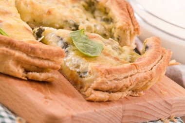 Ispanaklı tart kesme tahtası üzerinde.