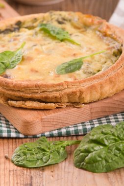 Ispanaklı tart kesme tahtası üzerinde.
