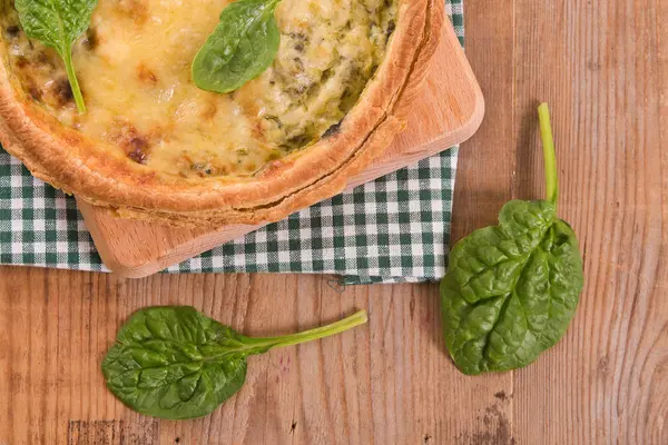 Ispanaklı tart kesme tahtası üzerinde.