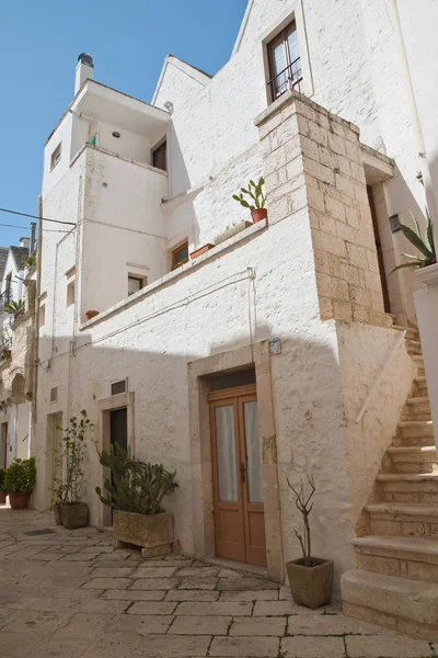 Alleyway. Locorotondo. Puglia. İtalya. — Stok fotoğraf