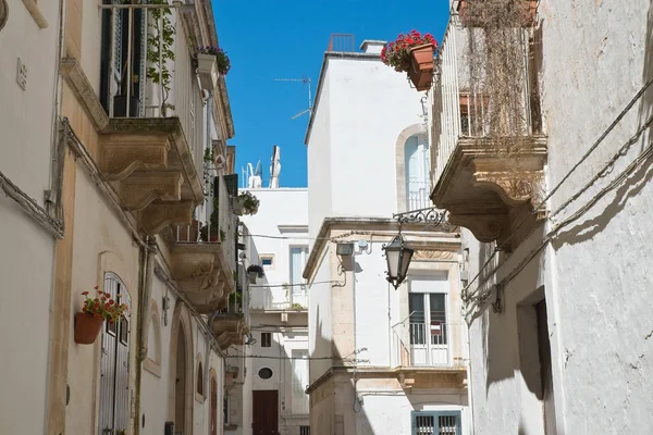 A sikátorban. Martina Franca vagyok. Puglia vagyok. Olaszország. — Stock Fotó