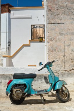 Ara sokakta. Massafra. Puglia. İtalya. 