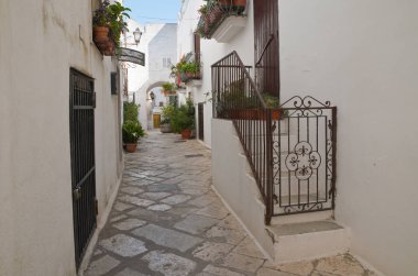 Ara sokakta. Mottola. Puglia. İtalya. 