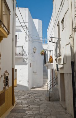 Ara sokakta. Mottola. Puglia. İtalya. 