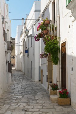 Ara sokakta. Mottola. Puglia. İtalya. 