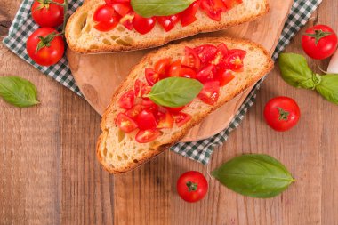 Fesleğen ve doğranmış domates Bruschetta ekmek. 