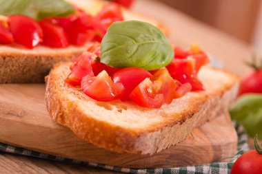 Fesleğen ve doğranmış domates Bruschetta ekmek. 