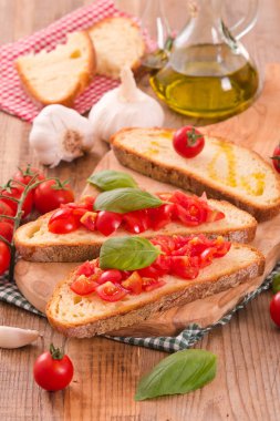 Fesleğen ve doğranmış domates Bruschetta ekmek. 