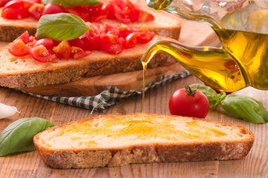 Fesleğen ve doğranmış domates Bruschetta ekmek. 