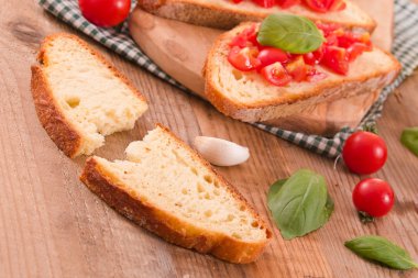 Fesleğen ve doğranmış domates Bruschetta ekmek. 