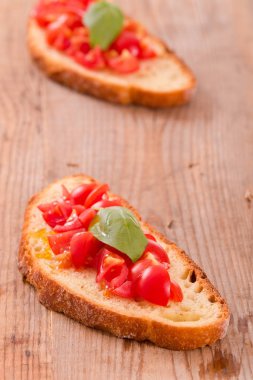 Fesleğen ve doğranmış domates Bruschetta ekmek. 