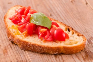 Fesleğen ve doğranmış domates Bruschetta ekmek. 