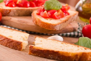 Fesleğen ve doğranmış domates Bruschetta ekmek. 