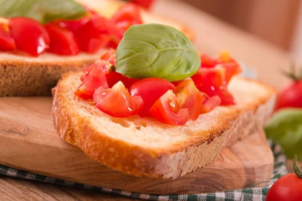Fesleğen ve doğranmış domates Bruschetta ekmek. 