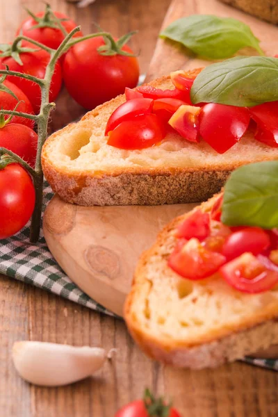 Pão Bruschetta com manjericão e tomate picado . — Fotografia de Stock