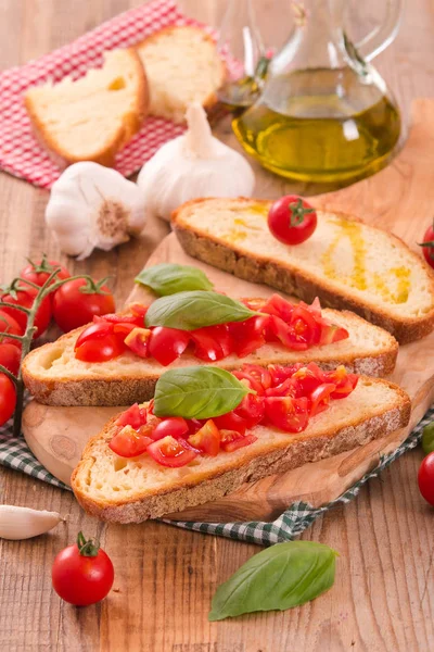 Fesleğen ve doğranmış domates Bruschetta ekmek. 
