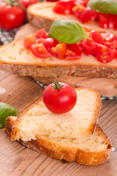 Fesleğen ve doğranmış domates Bruschetta ekmek. 