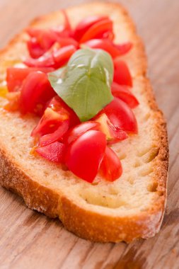 Fesleğen ve doğranmış domates Bruschetta ekmek. 
