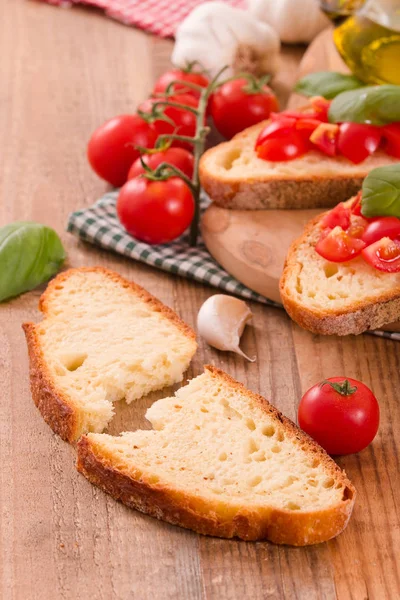 Fesleğen ve doğranmış domates Bruschetta ekmek. 