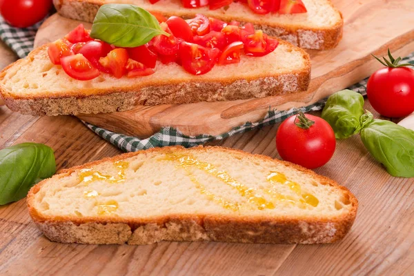 Fesleğen ve doğranmış domates Bruschetta ekmek. 