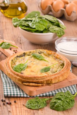 Ispanaklı tart ahşap tablo. 