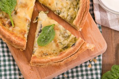 Ispanaklı tart ahşap tablo. 