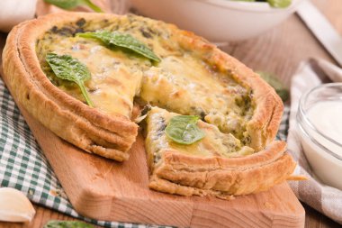 Ispanaklı tart ahşap tablo. 