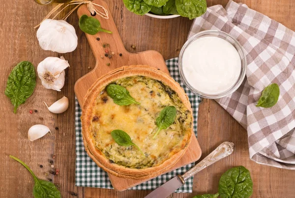 Ispanaklı tart ahşap tablo. 