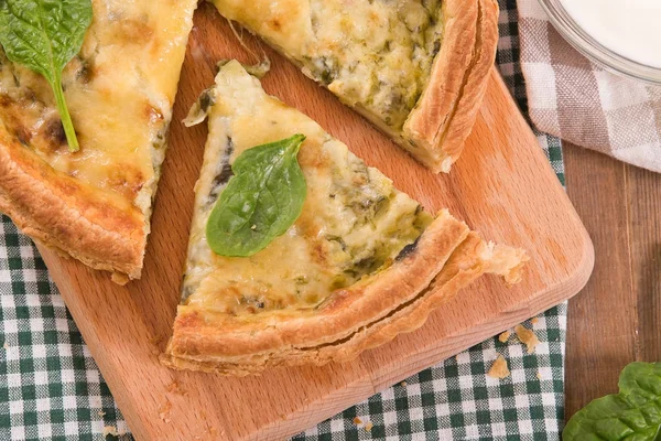 Ispanaklı tart ahşap tablo. 