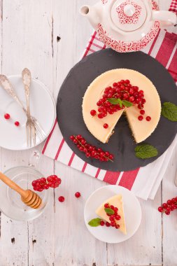Somun cheesecake siyah çanak üzerinde. 