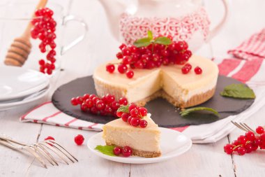 Somun cheesecake siyah çanak üzerinde. 