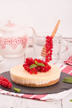 Somun cheesecake siyah çanak üzerinde. 