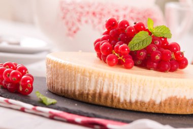 Somun cheesecake siyah çanak üzerinde. 