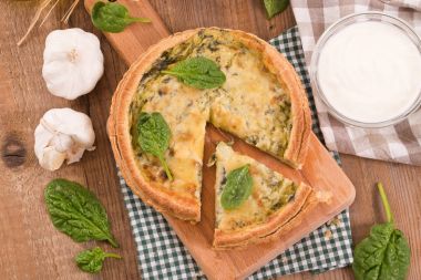 Cuttingboard üzerinde diğer malzemelerle ıspanaklı tart.