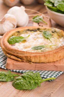 Cuttingboard üzerinde diğer malzemelerle ıspanaklı tart.