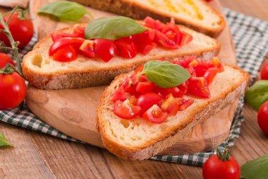 Fesleğen ve doğranmış domates Bruschetta ekmek. 
