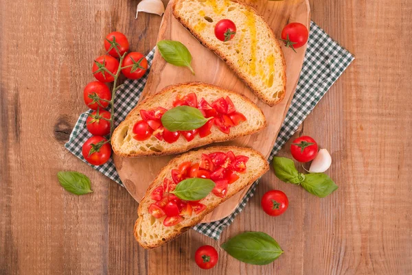 Bruschetta bröd med basilika och hackade tomater. — Stockfoto