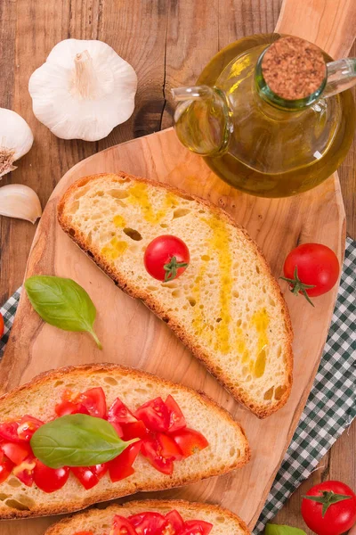 Bruschetta bread with basil and chopped tomatoes. — Stock Photo, Image