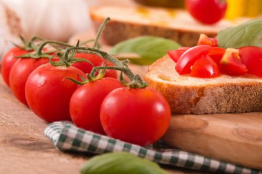 Fesleğen ve doğranmış domates Bruschetta ekmek. 