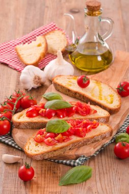 Fesleğen ve doğranmış domates Bruschetta ekmek. 