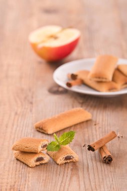 Bisküvi ile meyve doldurma. 