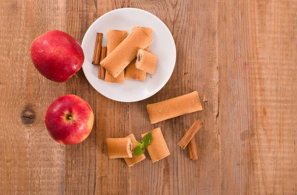 Bisküvi ile meyve doldurma. 