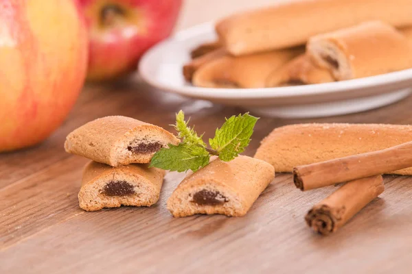 Bisküvi ile meyve doldurma. 