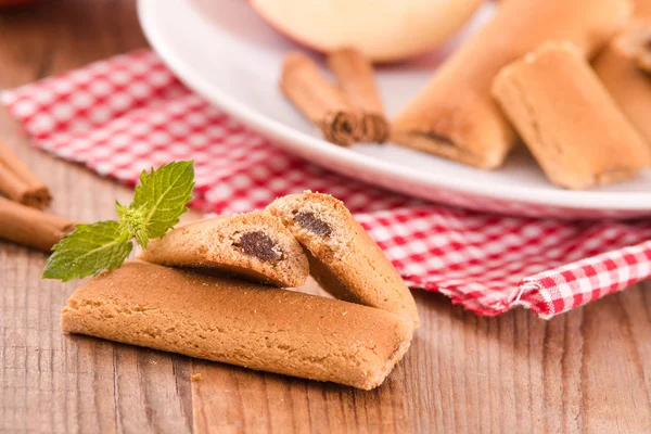 Bisküvi ile meyve doldurma. 