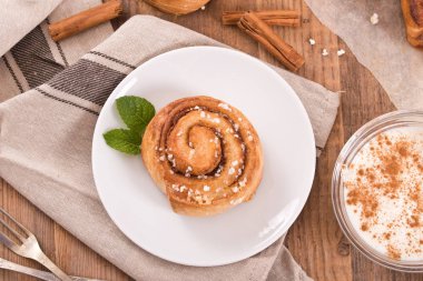 Ahşap masa üzerinde rulo tarçın. 