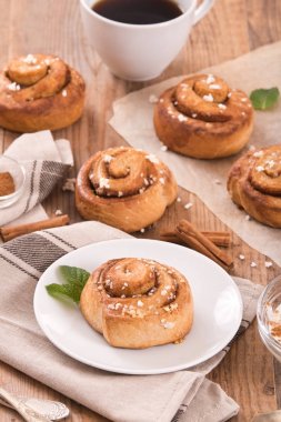 Ahşap masa üzerinde rulo tarçın. 