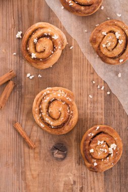 Ahşap masa üzerinde rulo tarçın. 